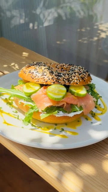 Bagel com ovo, salmão e abacate