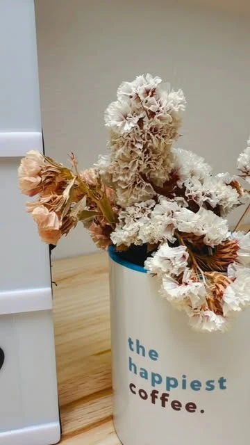 Flores secas num copo da The Happiest Coffee