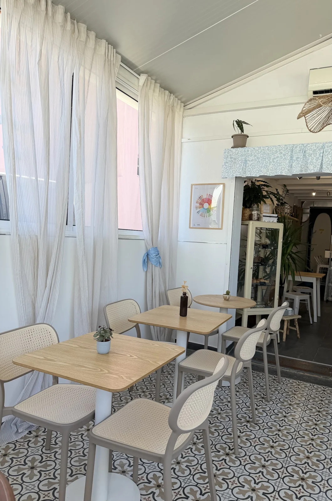 Mesas junto às janelas da The Happiest Coffee na Parede